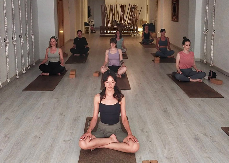 Alumnos de yoga practicando pranayama en el centro de yoga en oviedo, satya yoga