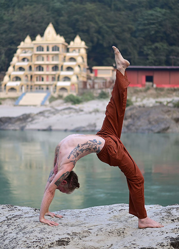 Nacho Kaleta, profesor de yoga, haciendo un asana frente a un templo.