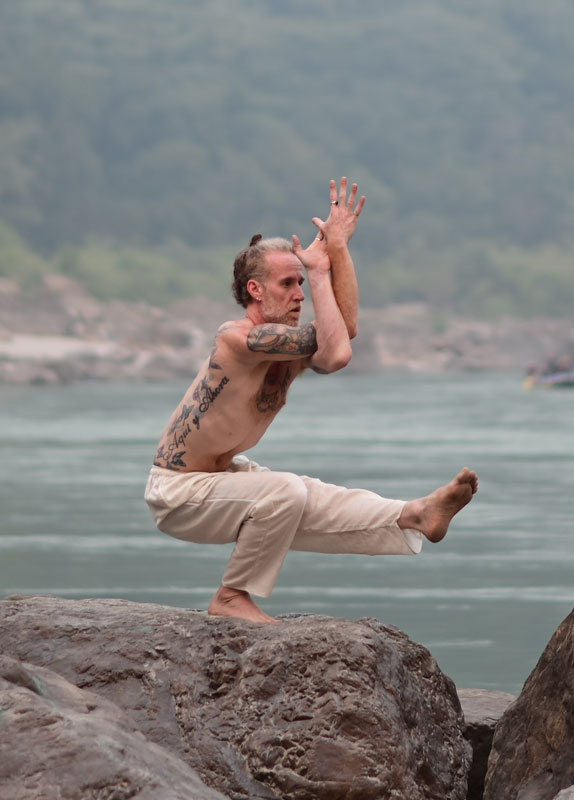 Nacho Kaleta, profesor de yoga, haciendo un asana frente al mar.